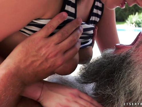 Бородатый дет не прочь заняться инцестом с внучкой